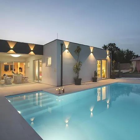 Francesca With Private Heated Pool Villa